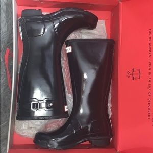 Girl, black gloss hunter boots!